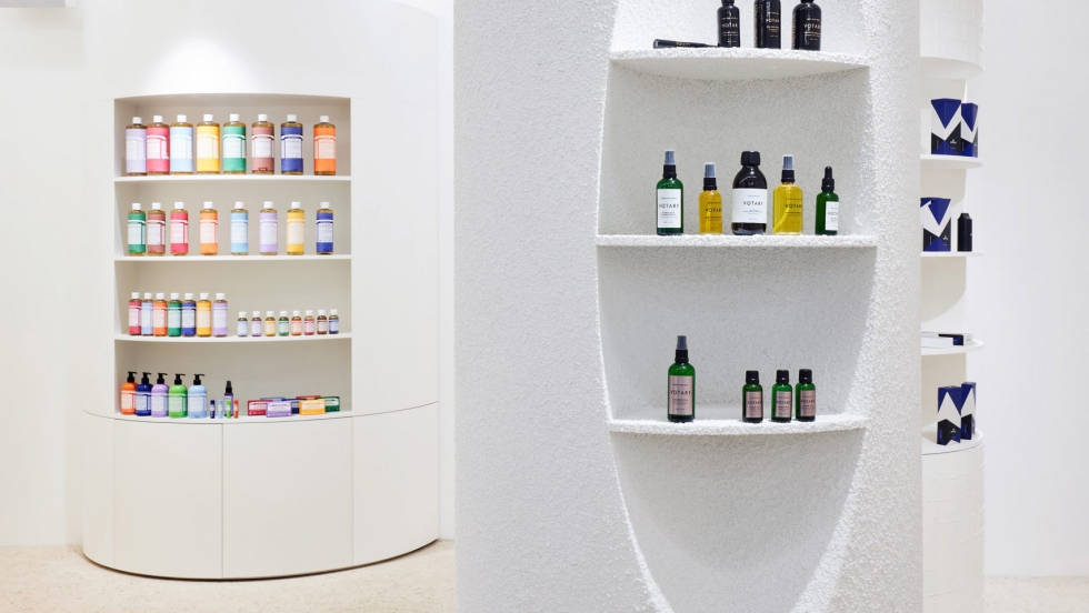 Thiết kế shop mỹ phẩm hiện đại khiến bạn thêm quý phái