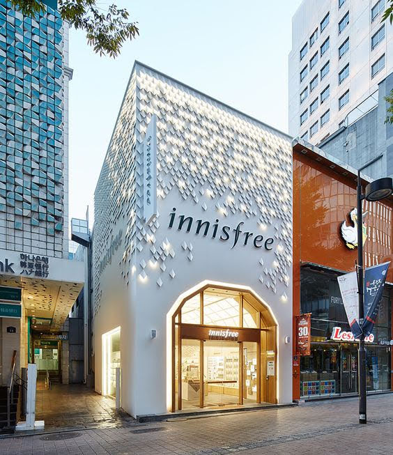 Thiết kế mặt tiền shop mỹ phẩm đẹp mê ly