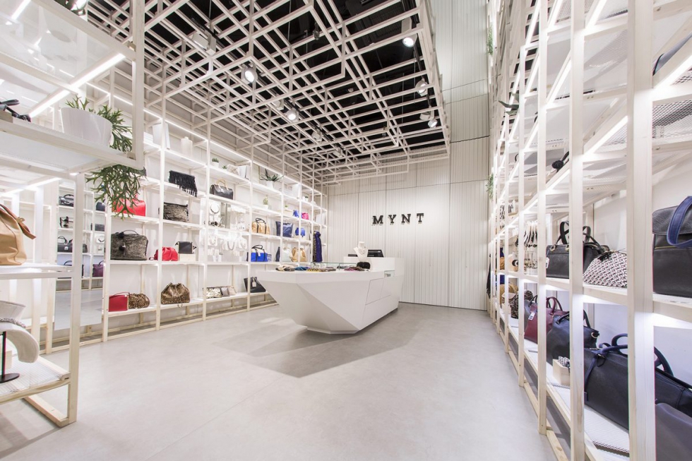 Không gian nội thất shop túi xách ở trung tâm thương mại