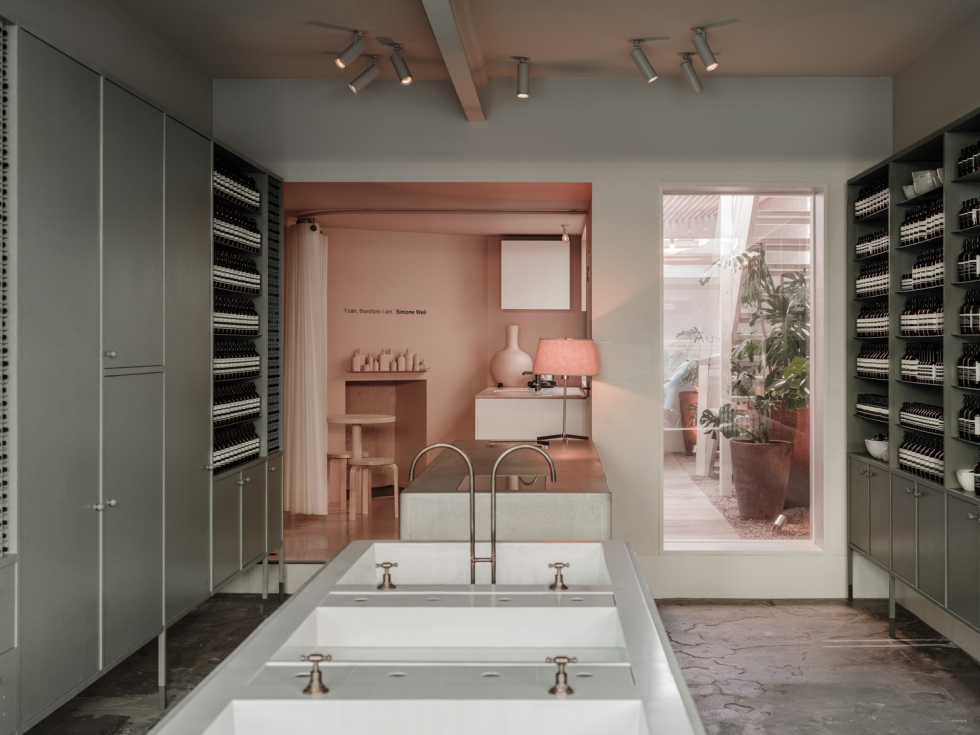 Thiết kế showroom mỹ phẩm hợp phong thủy tại Hà Nội