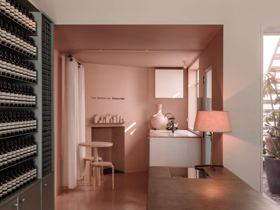 Thiết kế showroom mỹ phẩm hợp phong thủy tại Hà Nội