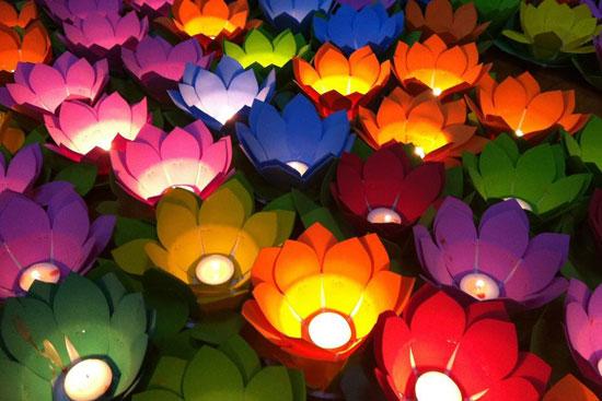 ​Thả đèn hoa đăng cũng thường được người dân Việt Nam làm trong tháng 7 âm lịch