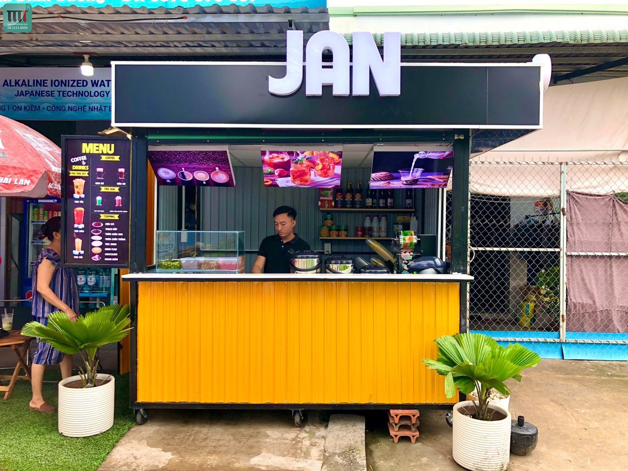 Quầy bar được thiết kế đơn giản, bắt mắt