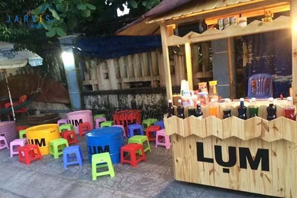 Quầy pha chế của thiết kế quán trà sữa vỉa hè được đầu tư về hình ảnh