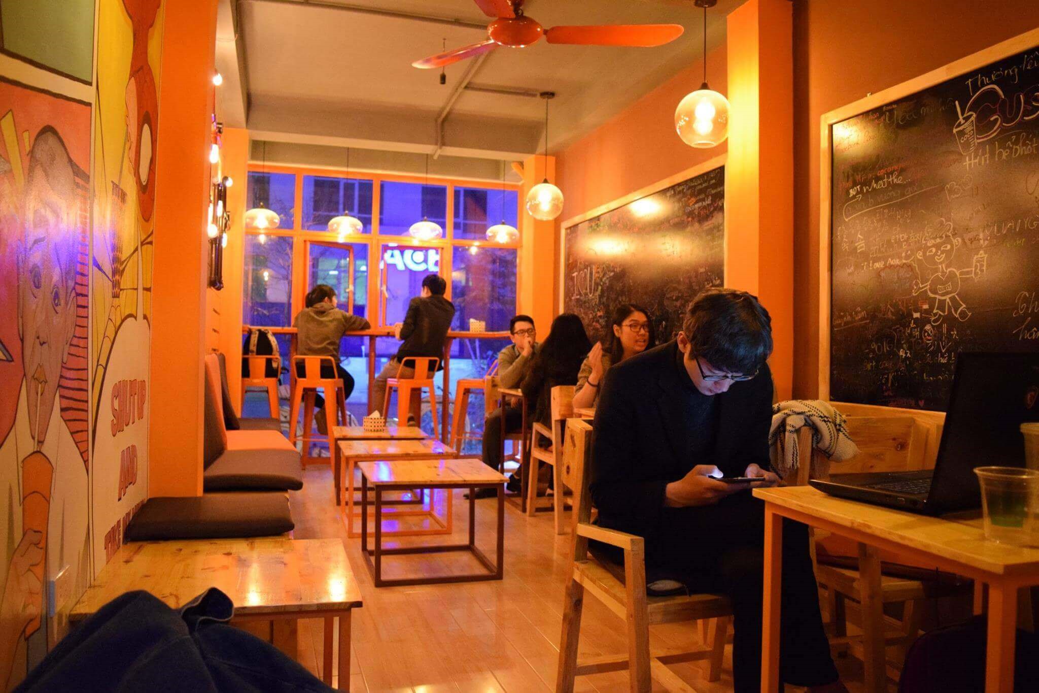 Thiết kế tiệm trà sữa với không gian màu cam