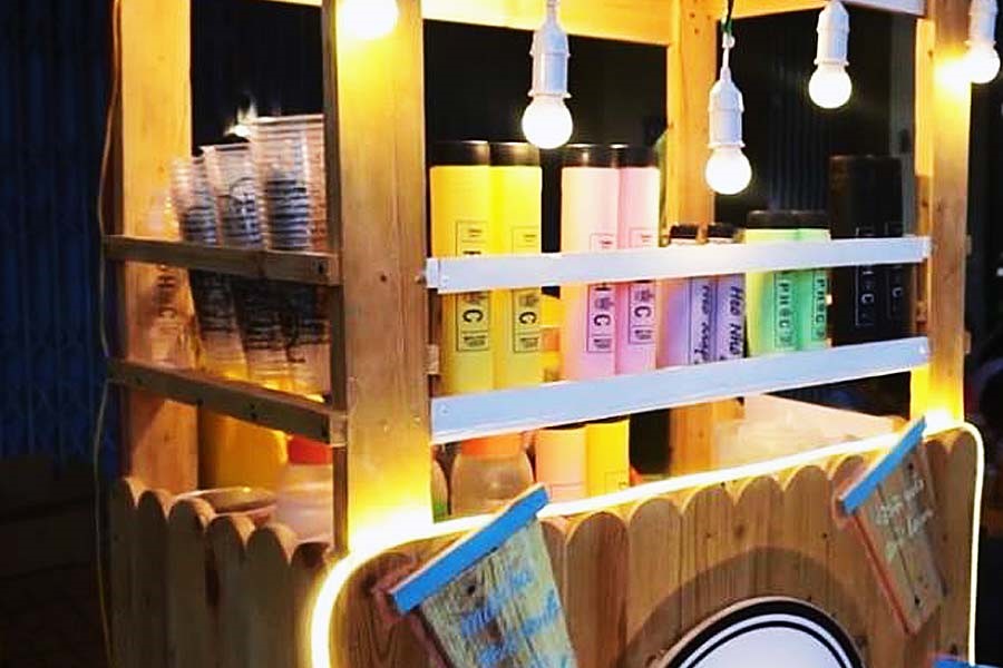 MÔ HÌNH KINH DOANH TRÀ SỮA NÀO VẪN SỐNG KHỎE BẤT CHẤP DỊCH Dịch Covid vẫn đang diễn biến vô cùng phức tạp kéo theo sự ảnh hưởng nặng nề đối với toàn bộ nền kinh tế. Cùng với các quy định chống dịch nghiêm ngặt từ Chính Phủ, hoạt động kinh doanh của các cửa tiệm cũng bị hạn chế, điều này dẫn tới nguy cơ phải đóng cửa của hàng loạt cửa hàng. Đối với lĩnh vực kinh doanh trà sữa nói riêng, chủ đầu tư nên làm gì để vượt qua thời điểm khó khăn?! Penviet sẽ đưa ra một vài gợi ý về mô hình kinh doanh giúp bạn vẫn sống khỏe bất chấp dịch! Mô hình kết hợp Không còn quá xa lạ, mô hình kinh doanh quán trà sữa kết hợp các sản phẩm khác như café hay bánh ngọt được các chủ đầu tư năm bắt. Với mô hình kinh doanh này, cửa tiệm không chỉ thu hút được những khách hàng tiềm năng vốn có mà còn mở rộng được đối tượng khách hàng. Việc đa dạng sản phẩm cũng sẽ giúp khách hàng có thêm nhiều lựa chọn và quan trọng hơn, việc bán chéo này giúp cho cửa tiệm gia tăng đáng kể về doanh số.  Mô hình kinh doanh đa năng thu hút khách hàng Với cùng một không gian quán, thậm chí bạn đã có cả một tiệm bánh, một tiệm cafe và cả một quán trà sữa nữa! Quá lợi phải không nào?! Vậy, để cửa tiệm của bạn thực sự hút khách và tạo được doanh thu khủng như kỳ vọng, đừng tiếc tiền cho một thiết kế quán trà sữa độc đáo và ấn tượng bạn nhé!  Đầu tư đúng mức cho thiết kế nội thất quán trà sữa sẽ giúp khách hàng nhớ tới bạn Mô hình take away Mô hình take away (Trà sữa mang đi) quả thực là sự lựa chọn hàng đầu trong mùa dịch này! Mô hình này đã có mặt tại nhiều đô thị và ngày càng trở nên phổ biến bởi sự linh hoạt của nó. Các quán trà sữa take away thường có quy mô cửa hàng khá nhỏ, chi phí đầu tư trên một cửa hàng thấp khiến cho mô hình này được nhiều bạn trẻ lựa chọn để khởi nghiệp.  Không gian quán thường khá nhỏ Mặc dù là mô hình trà sữa mang đi, tuy nhiên, các quán trà sữa này đều sắp xếp không gian để khách hàng có thể thưởng thức hương vị của những ly trà sữa ngay tại chỗ. Với sự linh hoạt này, mô hình take away luôn thích ứng được với mọi sự thay đổi.   Chủ tiệm luôn sắp xếp không gian để khách thưởng thức tại chỗ Để thu hút khách hàng, việc thiết kế quán trà sữa take away thường tập trung vào hệ thống biển bảng quảng cáo và quầy bar tiện dụng. Mô hình quán trà sữa trên mây Sự phát của công nghệ tạo cơ hội cho nhiều chủ tiệm có thêm hướng đi mới cho việc kinh doanh của mình! Họ có thể bán mỹ phẩm, quần áo, giày dép, đồ gia dụng…online, sao bạn lại không thể bán trà sữa online?  Mô hình kinh doanh mới thời covid Với mô hình này, bạn thậm chí chỉ cần một quầy pha chế đầy đủ công năng cho thiết kế nội thất quán trà sữa của mình.  Tập trung vào thiết kế quầy pha chế tiện lợi Tuy nhiên, để kinh doanh hiệu quả với mô hình này, bạn cần cân đối hợp lý về các loại chi phí vận chuyển cũng như marketing online để tạo được tạo được tỷ suất lợi nhuận tối ưu nhé!  Mô hình kinh doanh trà sữa với kinh phí thấp Trên đây là vài gợi ý của Penviet để cửa tiệm của bạn vẫn có thể sống khỏe qua mua dịch này. Bạn đã có ý tưởng nào cho quán trà sữa của mình chưa? Để sở hữu không gian ấn tượng, đừng ngại liên hệ ngay với chúng tôi để được tư vấn miễn phí và phục vụ chuyên nghiệp!