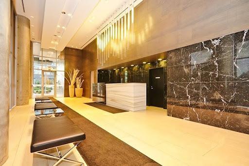 ​Vật liệu này được sử dụng linh hoạt trong thiết kế cửa hàng