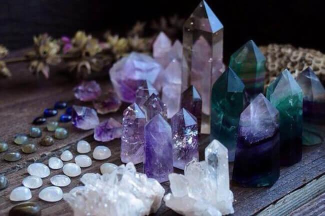 Sử dụng đá phong thủy để thanh tẩy năng lượng trong thiết kế Spa