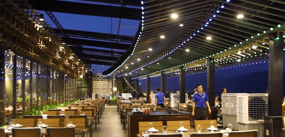 Thiết kế nội thất quán nhậu hải sản ngoài trời cực kỳ mát mẻ & sang trọng