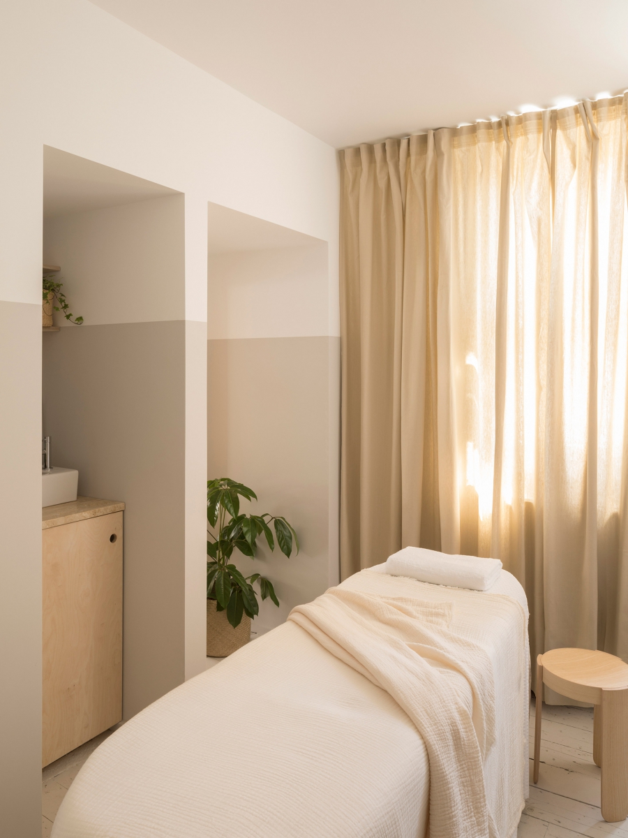 Giường spa êm ái cùng với màu sắc dịu nhẹ tạo cảm giác bình yên